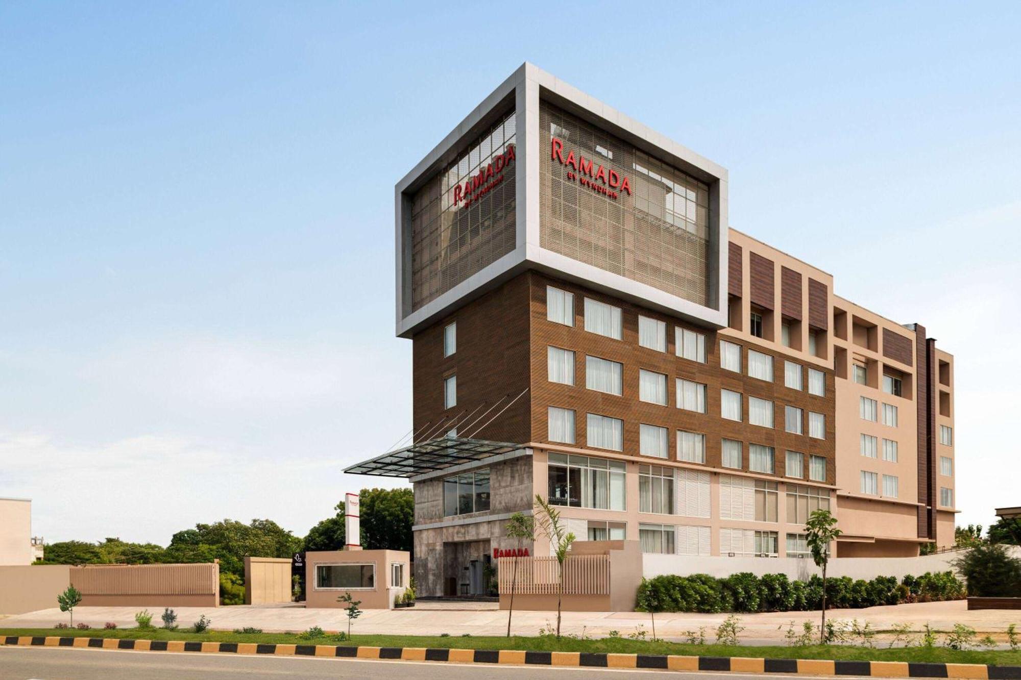 Ramada By Wyndham Gorakhpur Gorakhnath Mandir Road Hotel Bagian luar foto